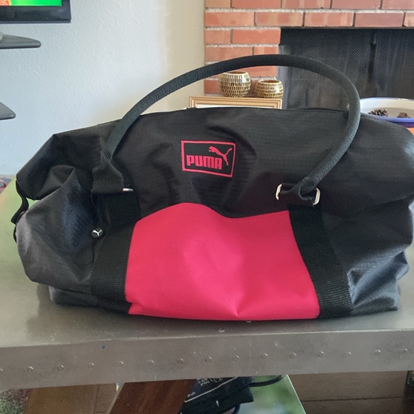 Puma tote bag. Can be used as a gym bag or a trip to the grocery store. - Picture 4 of 9